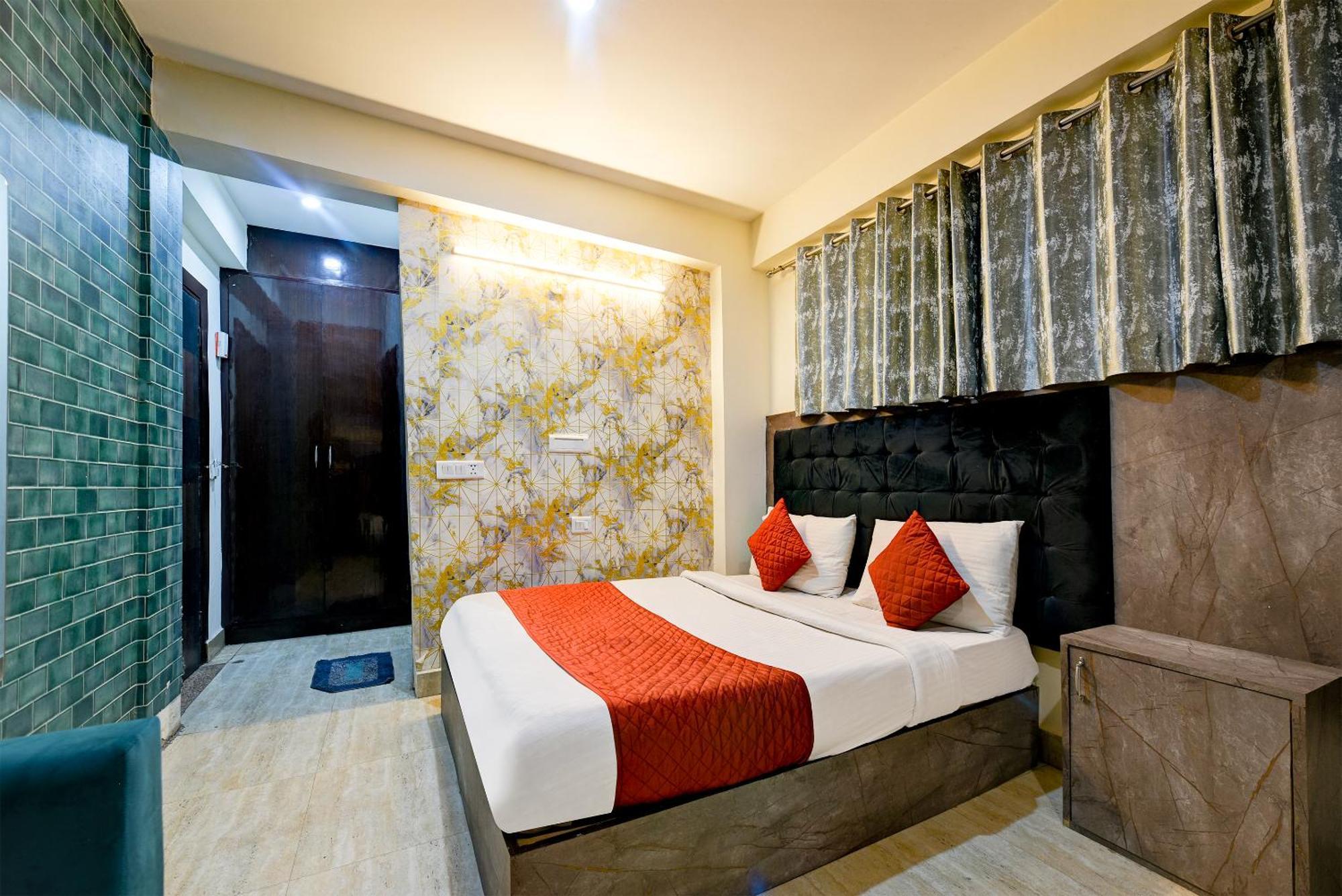 Hotel Square Plaza At Airport Ню Делхи Екстериор снимка